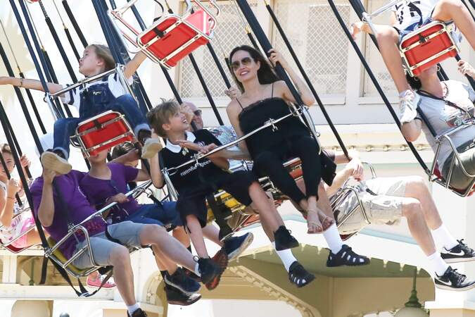 Angelina Jolie passe même l'épreuve des chaises volantes dans le Disney californien.