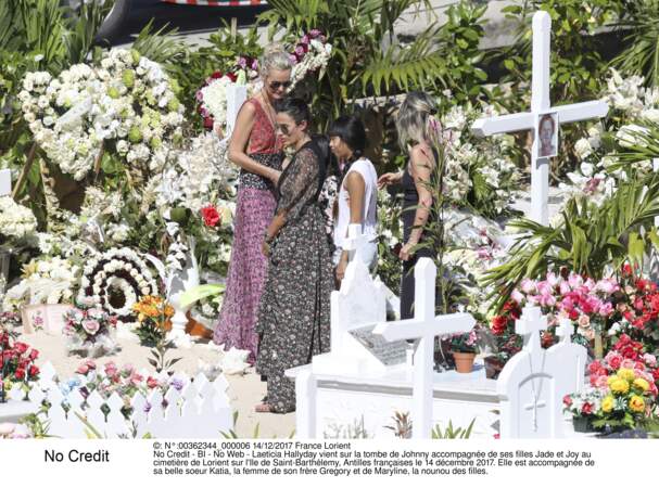 Laeticia Hallyday vient sur la tombe de Johnny accompagnée de ses filles Jade et Joy au cimetière de Lorient 