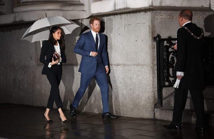 Le prince Harry et Meghan Markle en costume Alexander McQueen à Londres le 1er février 2018.