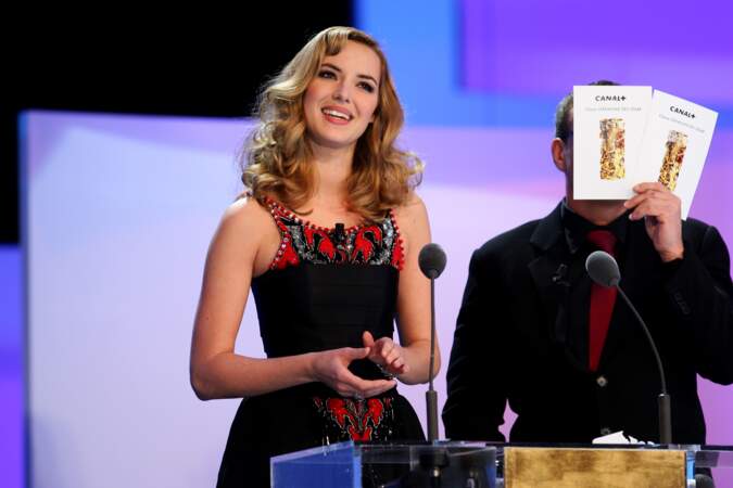 Lors de la cérémonie des César de 2008, Louise Bourgoin choisit un brushing bouclé hollywoodien