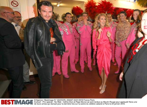 Céline Dion et Pepe Munoz dans les loges du Moulin Rouge, entourés des danseurs du cabaret, le 24 janvier 2019