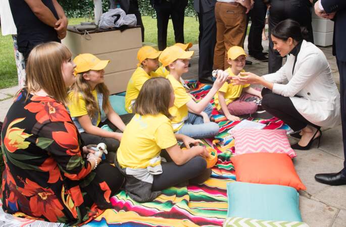 Meghan rencontre des enfants lors d'une réception du premier ministre australien à Sydney, le 21 octobre 2018