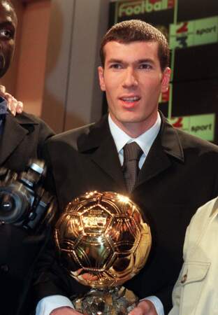 En 1998, Zinedine Zidane décroche le Ballon d'or. Il rejoint Kopa, Platini et Papin au palmarès