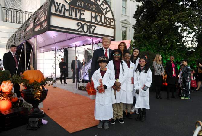 Melania et Donald Trump ont pris la pose aux côtés des enfants déguisés
