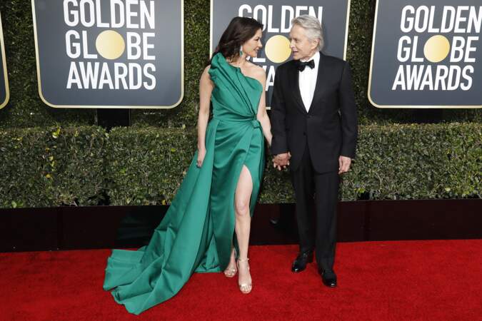 Catherine Zeta-Jones (en robe Elie Saab) et Michael Douglas lors des Golden Globes 2019 à Los Angeles