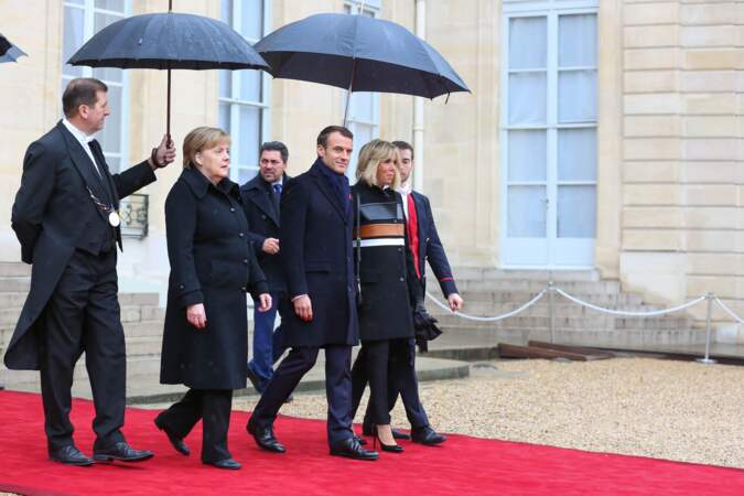Angela Merkel, le président Emmanuel Macron et sa femme à la sortie de l'Elysée.