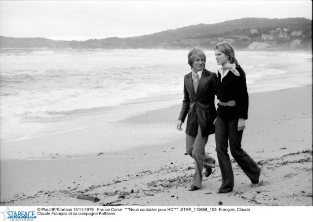 Claude François et sa compagne Kathalyn Jones en 1976 en Corse
