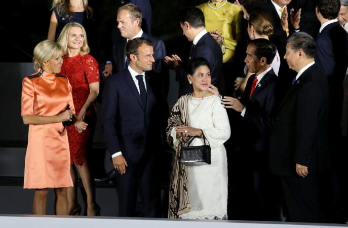 Brigitte Macron prend la pose en robe Louis Vuitton lors du sommet du G20 au Japon