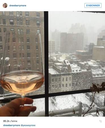 Drew Barrymore se prépare à affronter la neige avec un petit verre de rosé...
