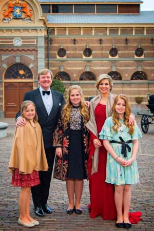 Photo officielle de la famille royale pour la soirée du 50e anniversaire de Willem-Alexander le 29 avril 2017
