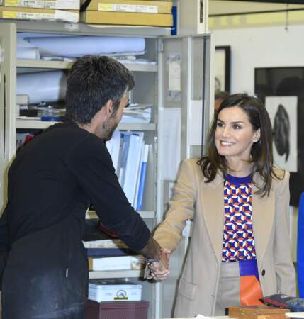La reine Letizia d'Espagne a mixé son ensemble Hugo Boss avec un top imprimé pour égayer l'ensemble