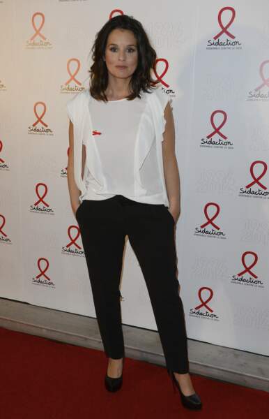 Faustine Bollaert élégante et apporte de la simplicité dans sa tenue à Paris, le 10 mars 2014