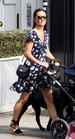 Pippa Middleton en robe à imprimé fleuri et sandales compensées, promène son fils à Londres le 11 juillet 2019