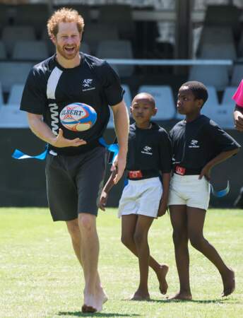A Durban, Harry s'essaye au rugby pieds nus avec The Sharks Rugby Club