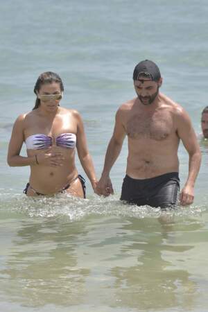 Eva Longoria met ses vacances à profit pour faire du sport : nager et jouer au volley avec son mari Jose Baston