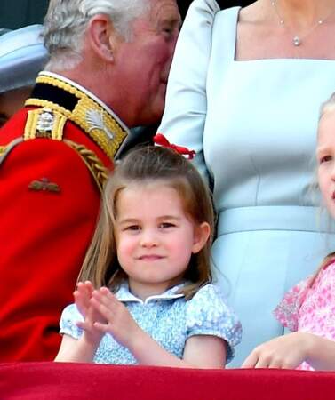 Une demie-queue doublée d'un ruban pour la petite princesse Charlotte