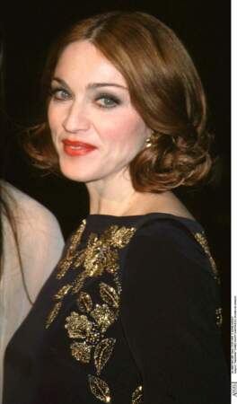 Madonna et son carré court ondulé châtain clair à la soirée Vanity Fair des Oscars en 1999