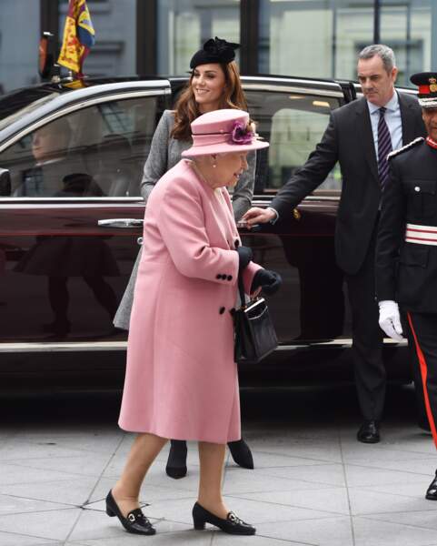 Kate Middleton et Elizabeth II chic dans un manteau rose pour la ré-ouverture de la "Bush House"