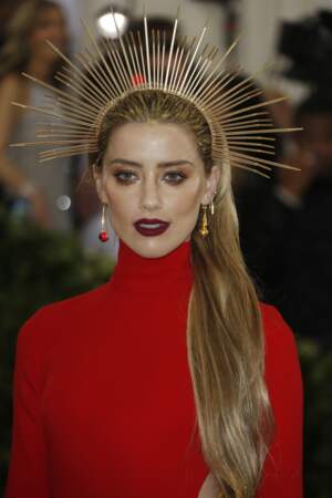 Amber Heard, les cheveux très longs et coiffée d'une couronne dorée semblable à celle du Christ