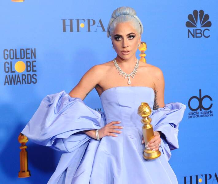 Lady Gaga surprend avec des cheveux bleus