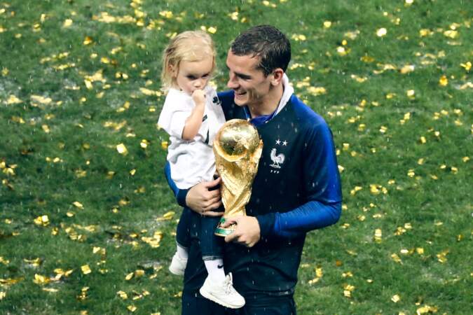Antoine Griezmann avec la coupe du monde et sa fille Mia