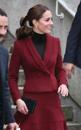 La queue de cheval de Kate Middleton, accessoirisée d'un ruban noir rétro, à Londres le 21 novembre 2018