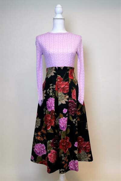Sur Ebay le 10 décembre, on shoppe l'allure bobo de Jenifer avec cette jupe à fleurs et ce top flashy.