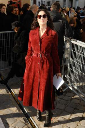 Pourquoi ne pas tenter le trench comme une robe, comme Monica Bellucci au défilé haute couture Dior ?