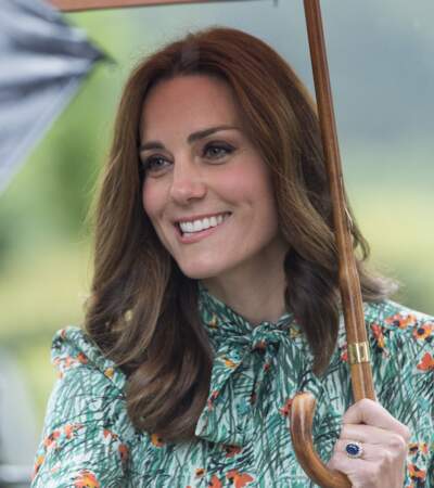 Kate Middleton souriante, les cheveux wavy et make-up soft