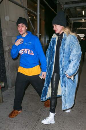 En février Hailey Bieber portait déjà un pantalon skinny en cuir de la maison J Brand.