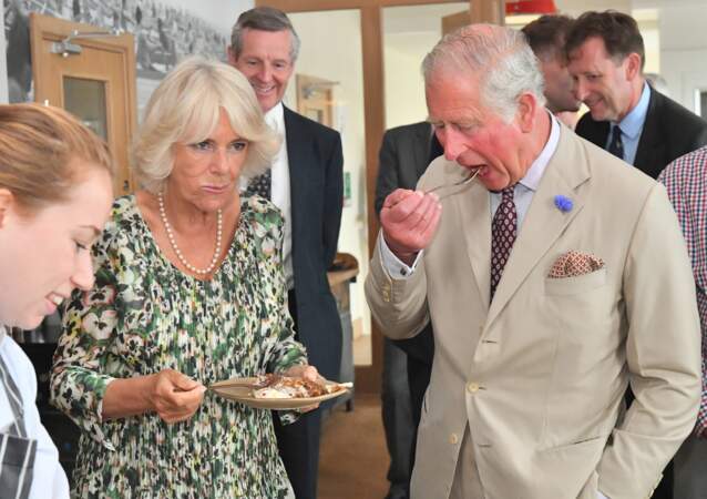 Camilla Parker Bowles et le prince Charles goûtent à son gâteau d'anniversaire ce mardi 17 juillet 2018