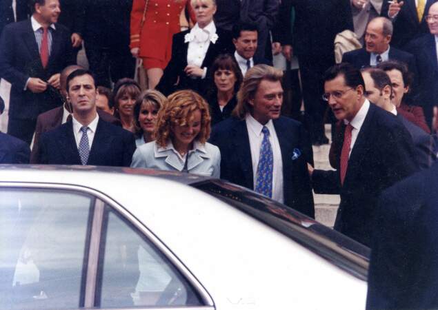 La mère de Laeticia Hallyday, Françoise Boudou, et Jean-Claude Camus entourent le couple à la sortie de la mairie