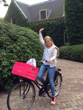 C'est en vélo, forcément, que la princesse Amalia des Pays-Bas fait sa rentrée des classes