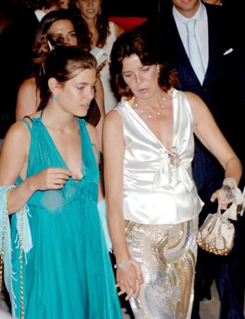En effet, 14 ans plus tôt, Charlotte Casiragi portait la même robe que celle choisie par sa petite soeur.