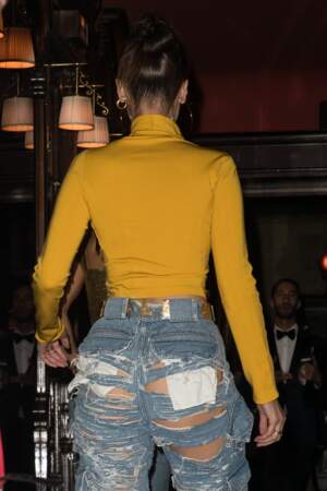 Bella Hadid à Paris en jeans déchiré laissant entrevoir ses fesses