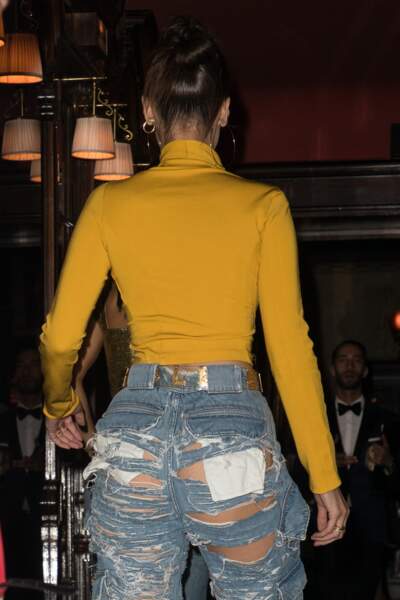 Bella Hadid à Paris en jeans déchiré laissant entrevoir ses fesses