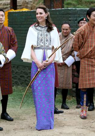 La duchesse de Cambridge radieuse avec sa cape Paul & Joe et sa jupe bhoutanaise