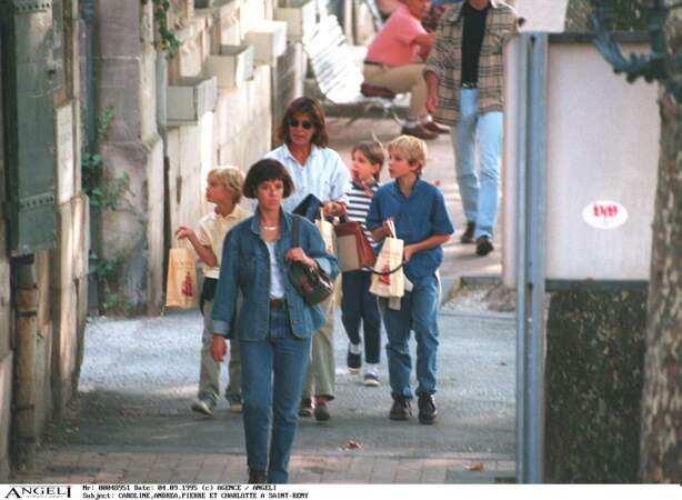 Caroline de Monaco accompagne Pierre, Charlotte et Andrea pour la rentrée des classes en 1995