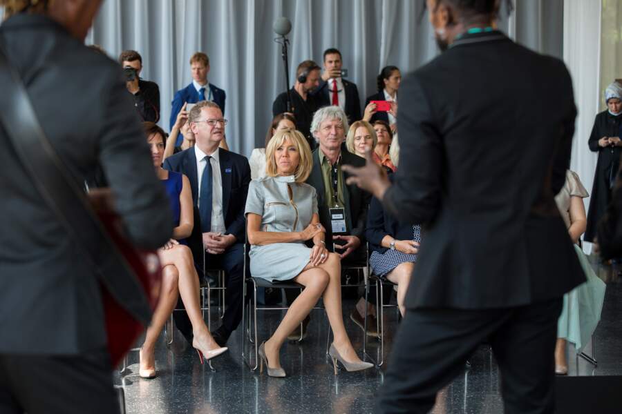 Brigitte Macron en robe grise Vuitton au Musée de l'Afrique à Bruxelles le 12 juillet 2018