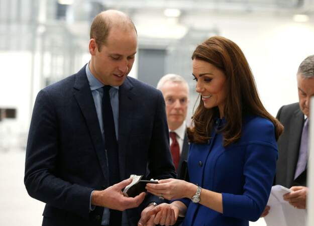 Kate Middleton et le prince William accordent leur tenue : lui en chemise bleue clair, elle en robe bleue roi