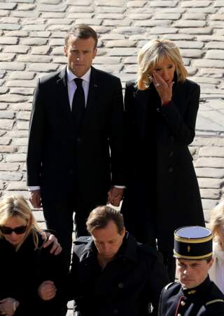 Brigitte Macron, très émue, au bras d'Emmanuel Macron lors de l'hommage national à Charles Aznavour 