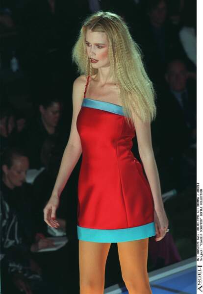 Claudia Schiffer défile pour Versace en 1996