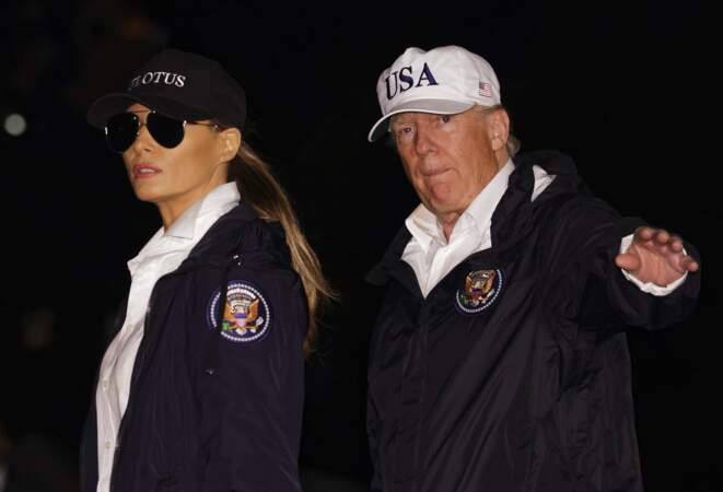 Melania Trump en total-look Top Gun avec sa casquette et ses lunettes aviateur