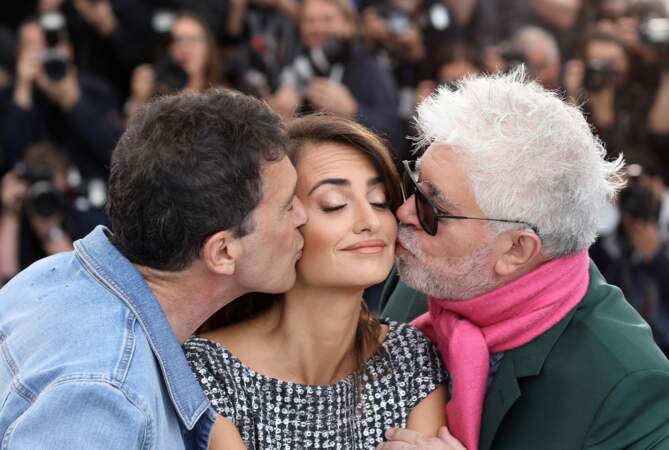 Penélope Cruz très complice avec Antonio Banderas et Pedro Almodovar lors du photocall à Cannes.