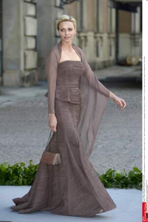 Tourbillon de mousseline couleur havane pour le mariage de la princesse Madeleine de Suède, le 8 juin 2013.
