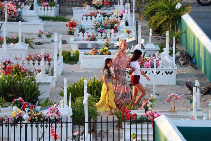 Laeticia Hallyday et ses deux filles, Jade et Joy, se recueillent sur la tombe de Johnny.
