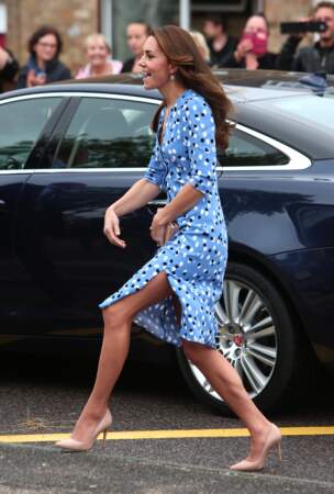 Kate Middleton en robe bleue Altuzarra lors d'une visite de l'académie Stewards à Harlow, en septembre 2016