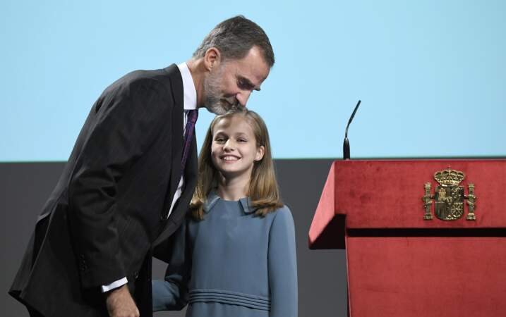 Leonor et son papa Felipe qui l'embrasse après son premier discours public le 31 octobre 2018