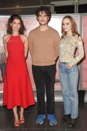 Lily-Rose Depp pose aux côtés de Louis Garrel et de Laetitia Casta, ses partenaires dans le film "L'Homme fidèle".