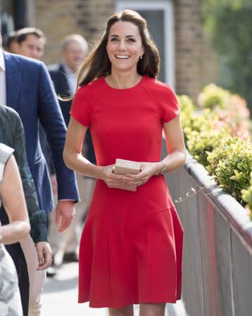 Princesse Kate ravissante dans sa robe rouge L.K.Bennett lors de sa visite de  l’association YoungMinds, à Londres.